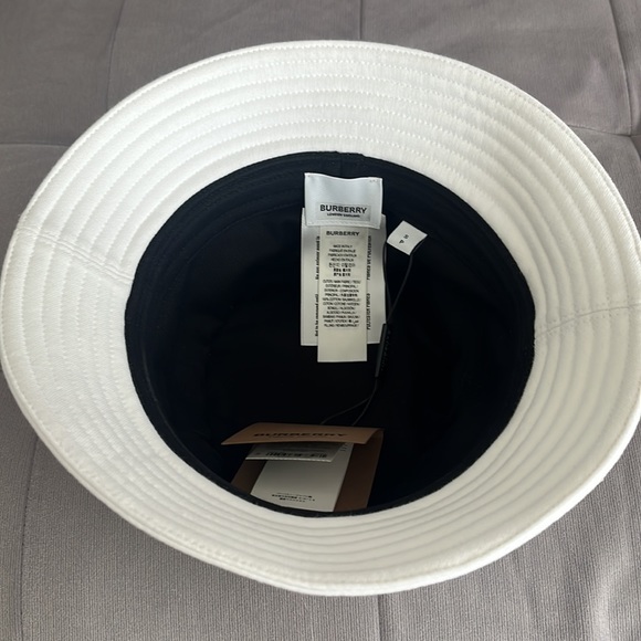 BURBERRY
White Cotton Location Print Bucket Hat 🤩 - Picture 4 of 7